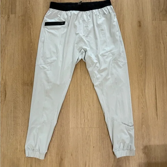 Alphalete men’s Light Gray Joggers Studio Pant - Picture 2 of 7